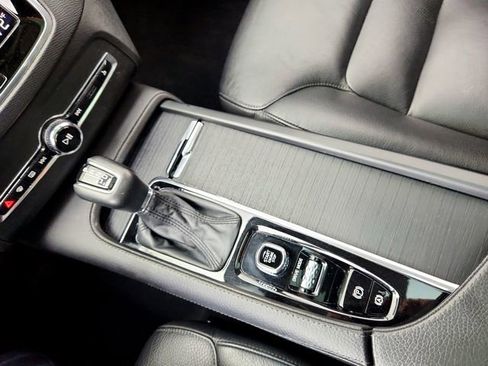 Used 2020 Volvo XC90 T6 Momentum w/ Protection Package image 26