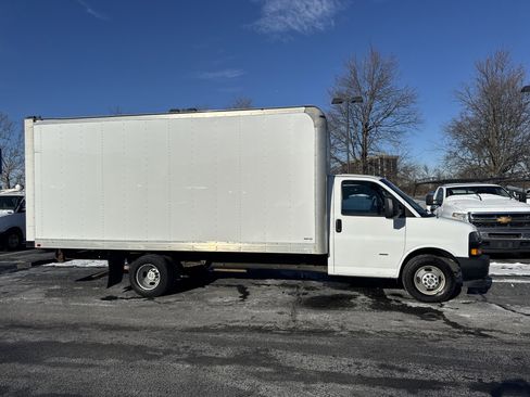 Used 2018 Chevrolet Express 3500 Extended w/ Driver Convenience Package image 2