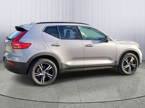 Certified 2026 Volvo XC40 B4 Core FWD image 3