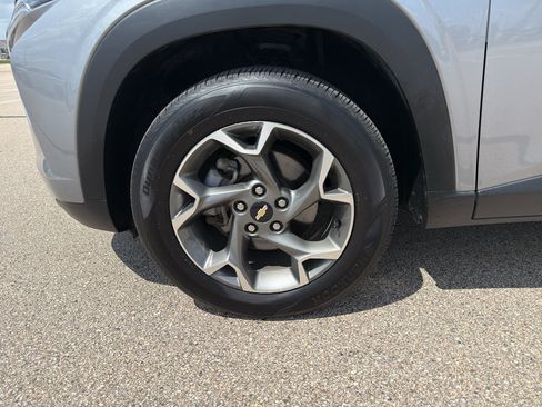 Used 2025 Chevrolet Trax LT FWD image 8