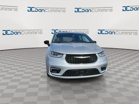 Used 2024 Chrysler Pacifica Touring-L image 3