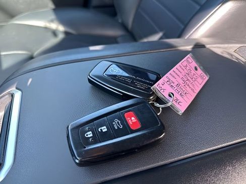 Used 2023 Toyota Highlander XLE AWD/4WD image 20