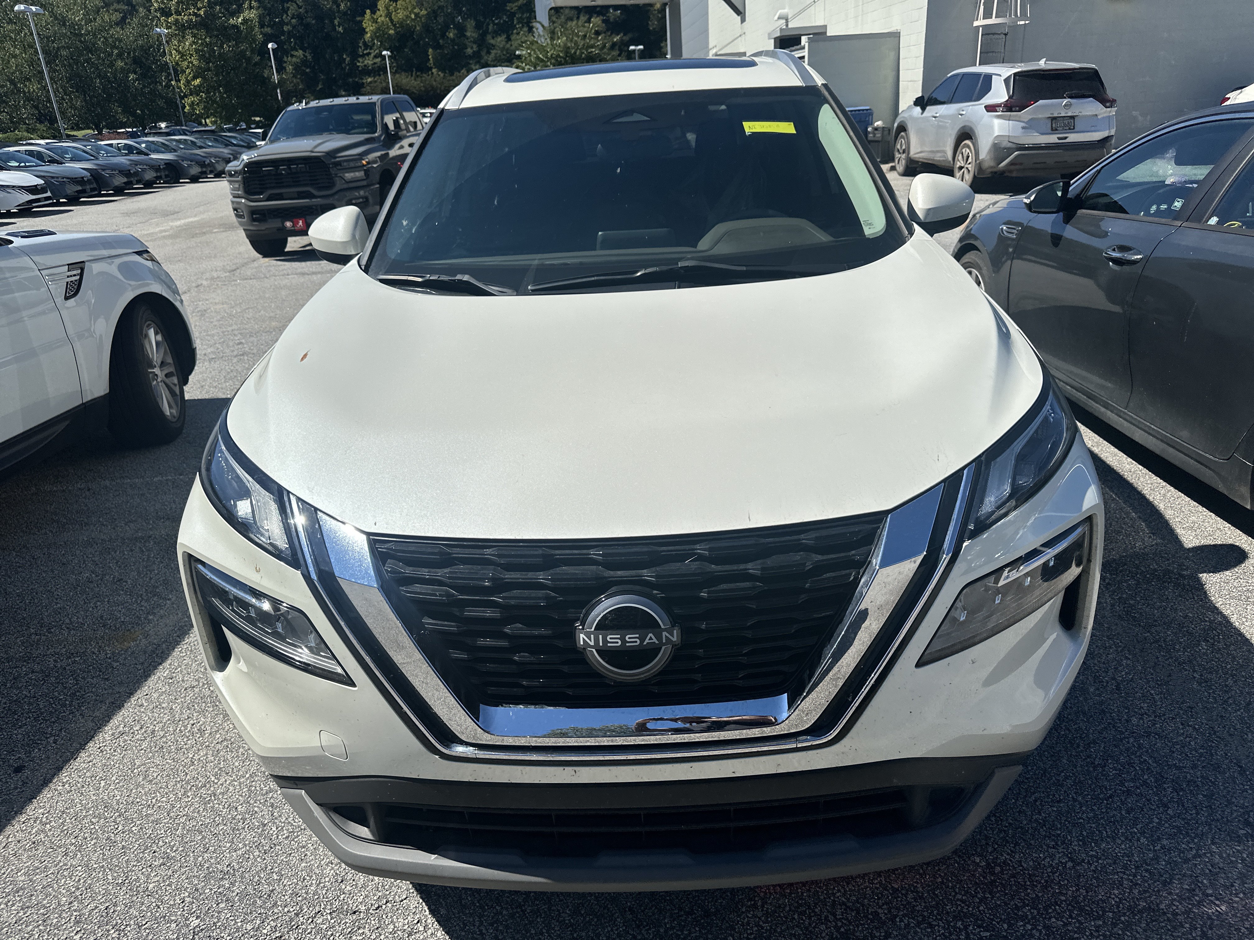 Used 2023 Nissan Rogue SV w/ SV Premium B Package FWD image 2