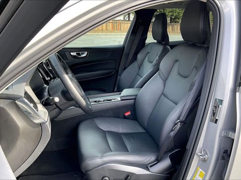 Used 2025 Volvo XC60 B5 Core image 28