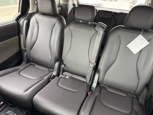 New 2026 Kia Carnival EX image 17
