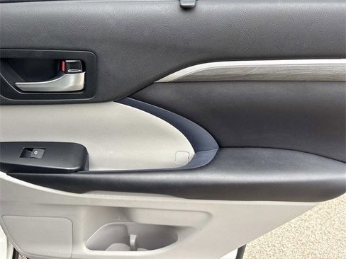 Used 2019 Toyota Highlander Limited image 23
