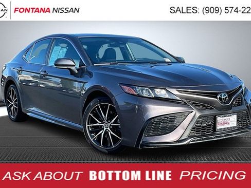 Used 2022 Toyota Camry SE image 1