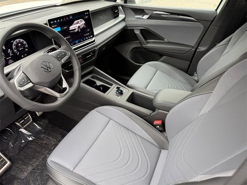 New 2026 Volkswagen Tiguan SE R-Line image 11