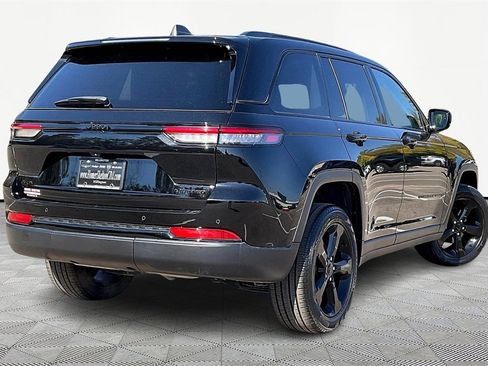 Used 2023 Jeep Grand Cherokee Limited w/ Black Appearance Package image 12