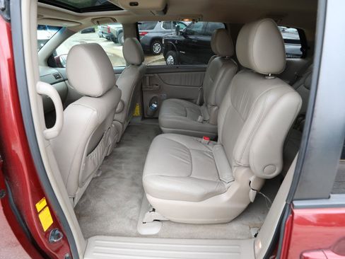Used 2010 Toyota Sienna XLE FWD image 15