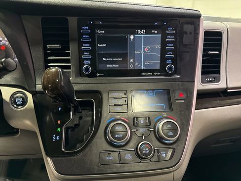 Used 2020 Toyota Sienna XLE w/ XLE Navigation Package FWD image 16