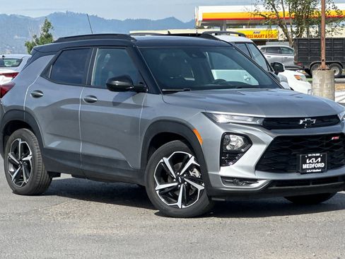 Used 2023 Chevrolet TrailBlazer RS FWD image 2