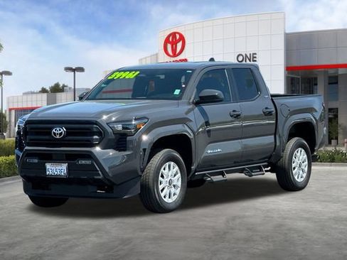 Used 2025 Toyota Tacoma SR5 AWD/4WD image 9