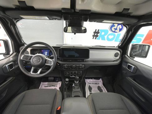 Used 2025 Jeep Wrangler Unlimited Sahara image 17
