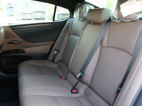 Used 2025 Lexus ES 300h w/ Premium Package FWD image 33