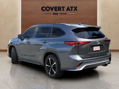 Used 2021 Toyota Highlander XSE FWD image 3