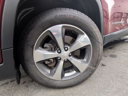 Used 2019 Jeep Cherokee Limited image 32