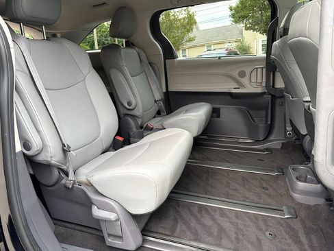 Used 2021 Toyota Sienna XLE AWD/4WD image 28