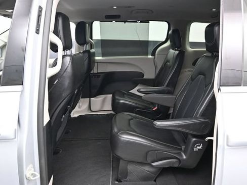Certified 2024 Chrysler Pacifica Touring-L FWD image 20