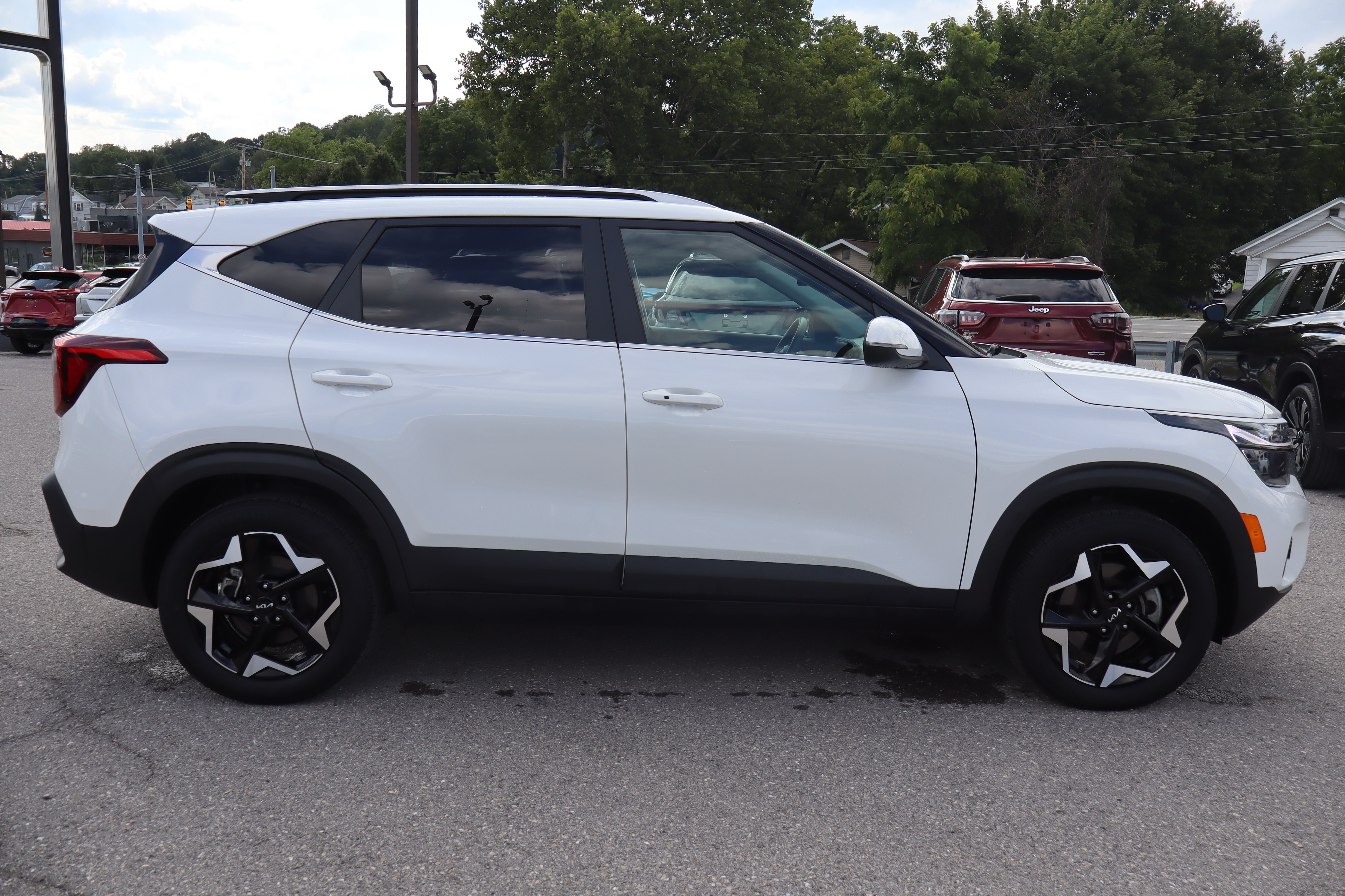 Used 2024 Kia Seltos EX AWD/4WD image 2