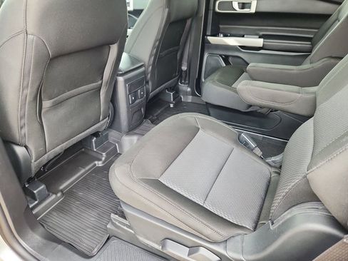 Used 2024 Ford Explorer XLT AWD/4WD image 9