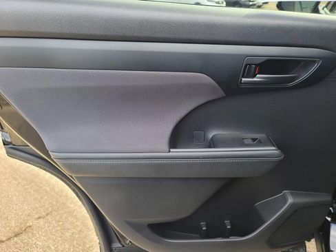 Used 2024 Toyota Highlander LE image 16