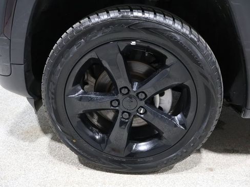 Used 2024 Jeep Grand Cherokee Altitude image 9