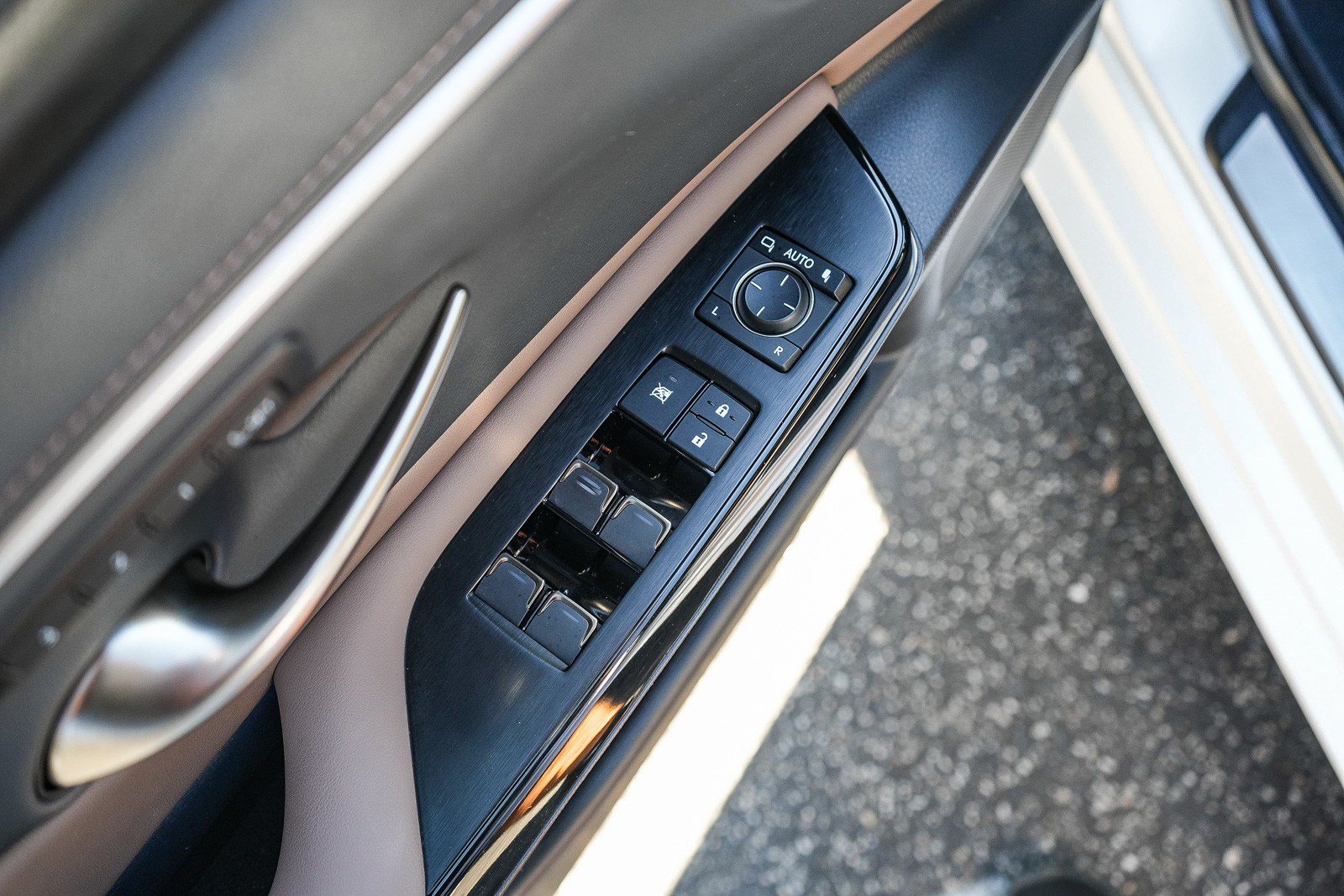 Used 2025 Lexus ES 300h w/ Premium Package FWD image 20