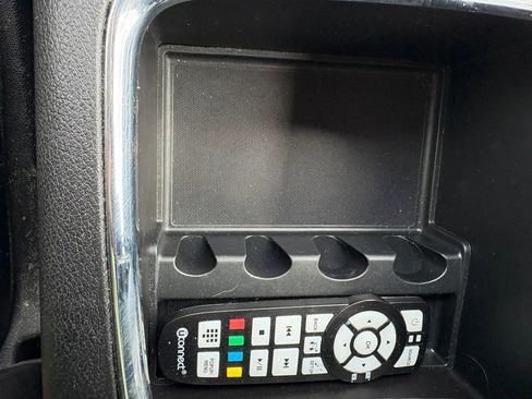 Used 2015 Chrysler Town & Country S FWD image 30