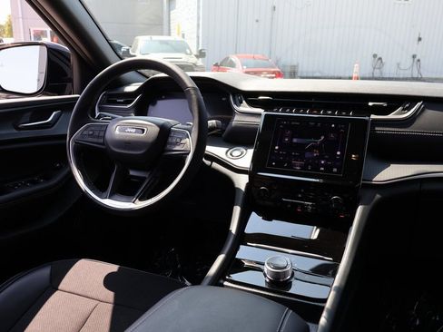 New 2025 Jeep Grand Cherokee Altitude image 13