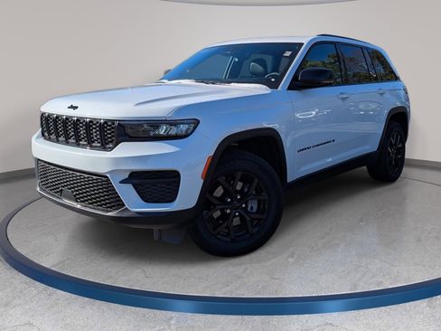 Used 2025 Jeep Grand Cherokee Altitude image 1