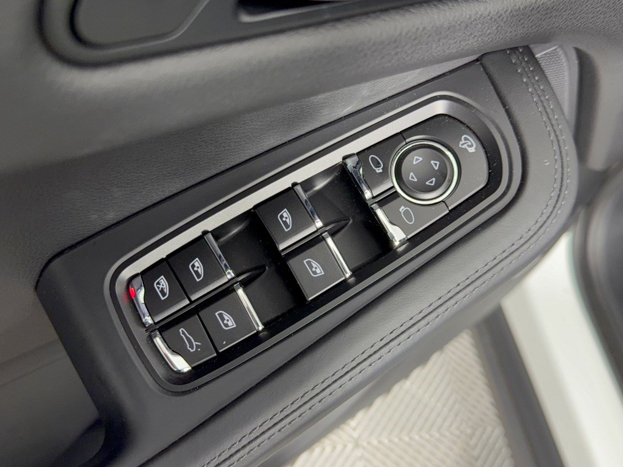 Certified 2025 Porsche Macan Turbo AWD/4WD image 15
