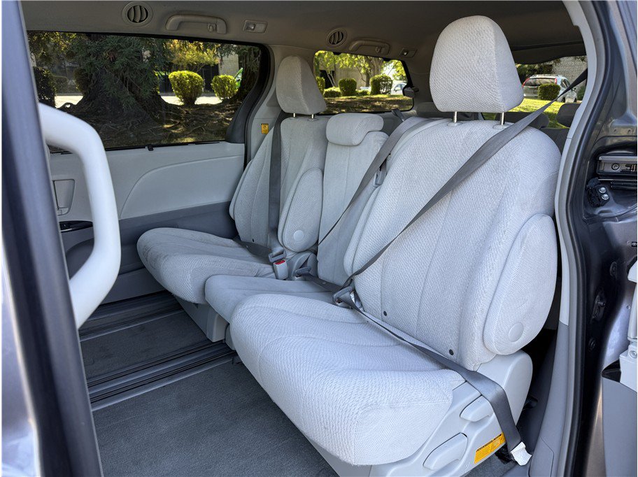 Used 2012 Toyota Sienna LE w/ Towing Pkg FWD image 9