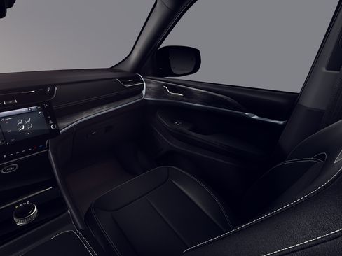 New 2026 Jeep Grand Cherokee Altitude RWD image 7