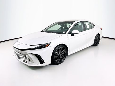 Used 2025 Toyota Camry XSE FWD image 3