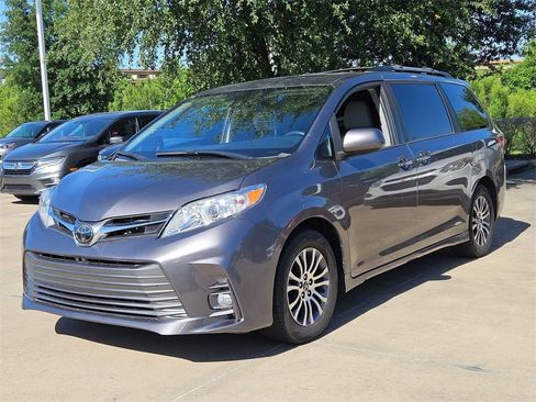 Used 2020 Toyota Sienna XLE image 5