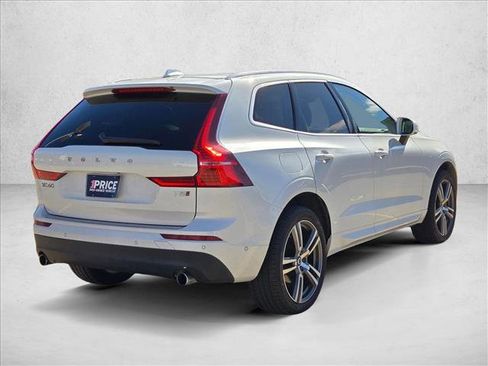 Used 2018 Volvo XC60 T5 Momentum w/ Vision Package image 5