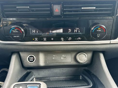 Used 2022 Nissan Rogue SV image 16