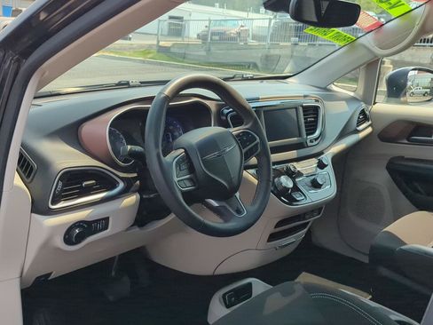 Used 2023 Chrysler Voyager LX FWD image 10