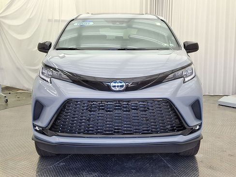 Used 2025 Toyota Sienna XSE w/ XSE Plus Package FWD image 32