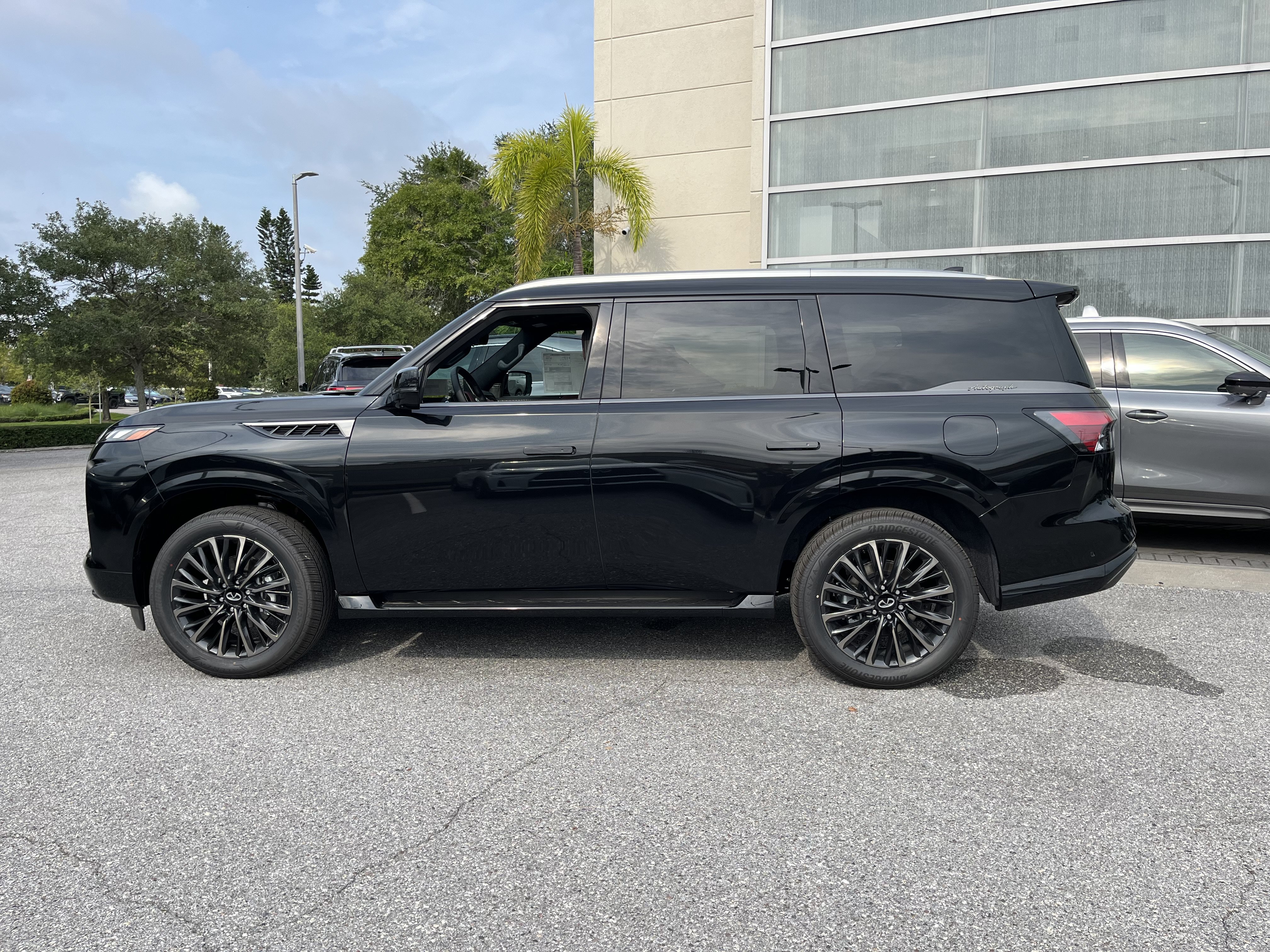 New 2027 INFINITI QX80 Autograph w/ Premium Cargo Package AWD/4WD image 2