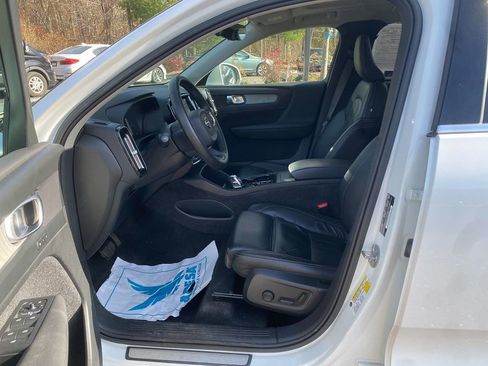 Used 2023 Volvo XC40 B5 Plus image 12