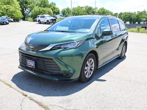 Used 2021 Toyota Sienna LE AWD/4WD image 3