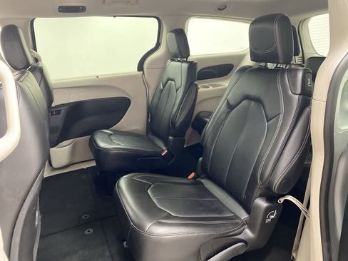 Used 2024 Chrysler Pacifica Touring-L FWD image 18