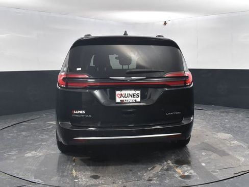 Used 2023 Chrysler Pacifica Limited FWD image 8
