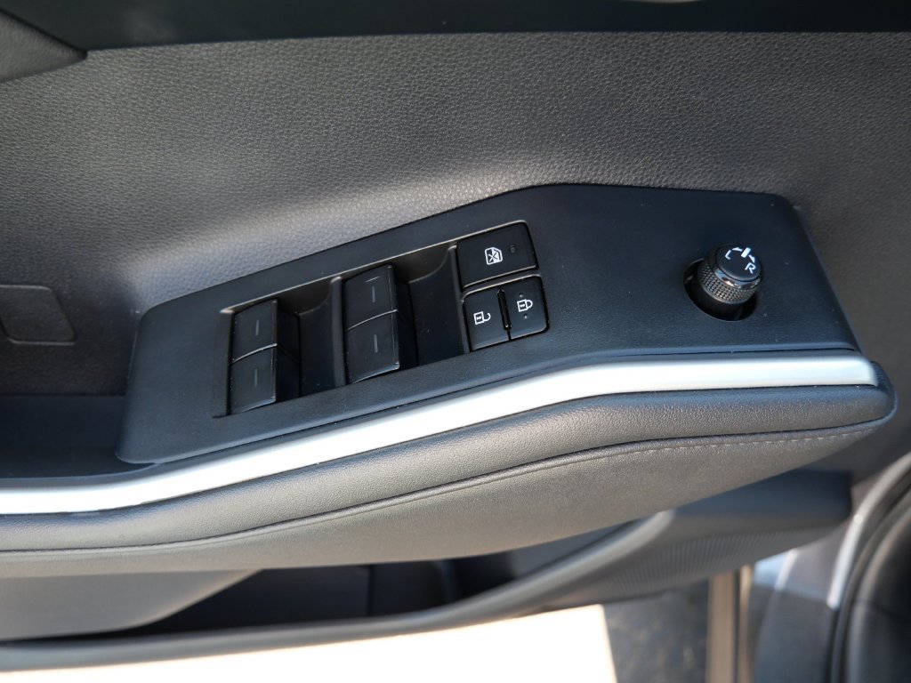 Used 2024 Toyota Highlander XLE AWD/4WD image 16
