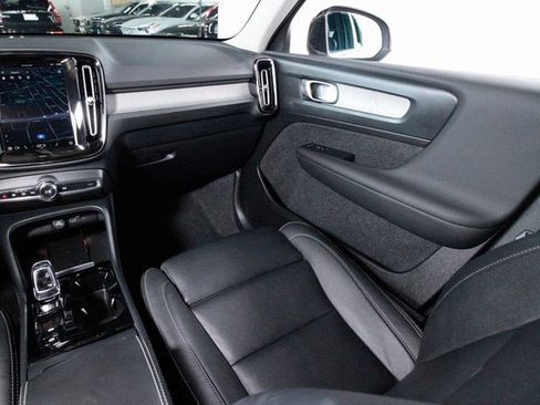 Certified 2025 Volvo XC40 B5 Plus image 7