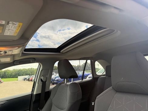 Used 2019 Toyota RAV4 XLE w/ Convenience Package AWD/4WD image 4