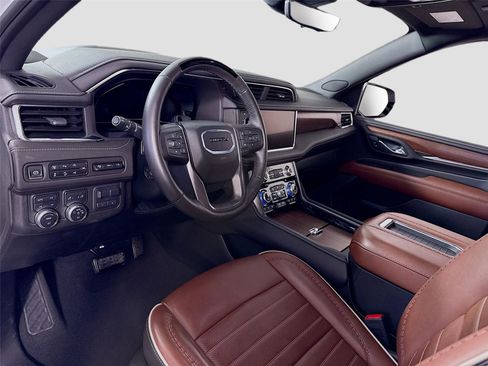 Used 2024 GMC Yukon Denali Ultimate AWD/4WD image 3
