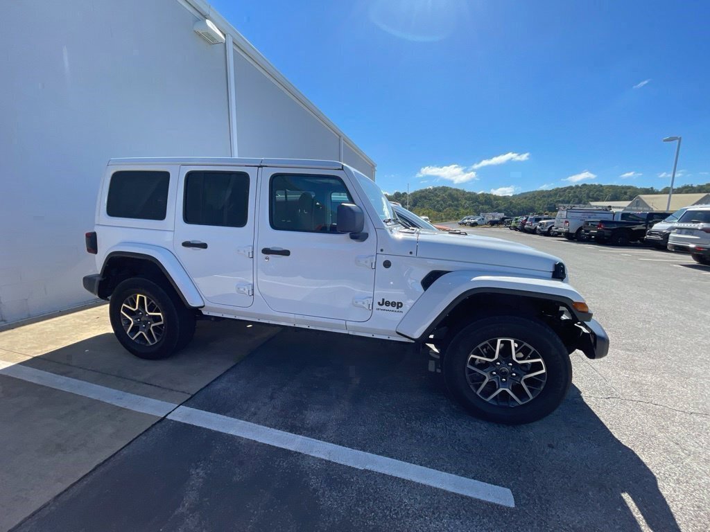 Used 2025 Jeep Wrangler Unlimited Sahara AWD/4WD image 7